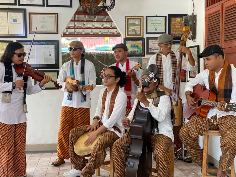akar musik keroncong justru berasal dari Kampung Tugu, Kelurahan Semper Barat, Kecamatan Cilincing, Jakarta Utara.